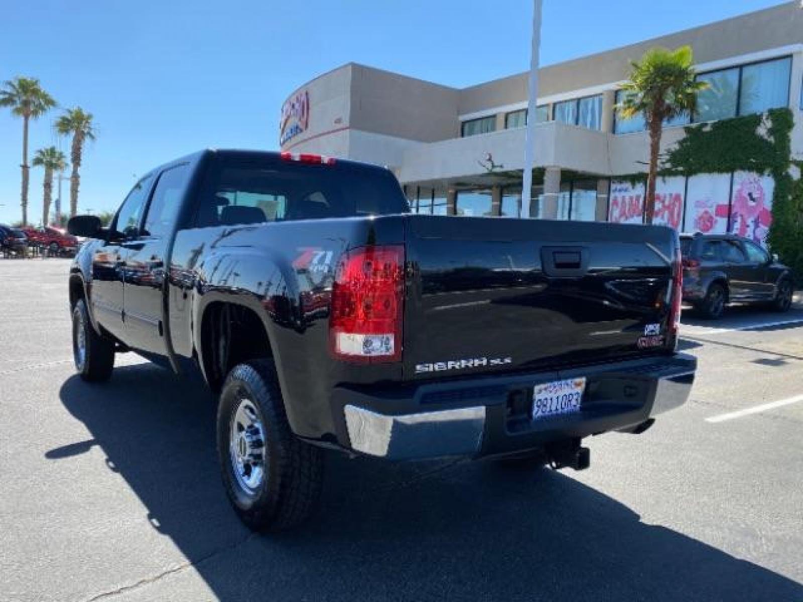 2009 BLACK GMC Sierra 2500 4WD (1GTHK53K89F) with an 8-Cyl 6 Liter engine, Automatic transmission, located at 412 Auto Vista Drive, Palmdale, CA, 93551, (661) 945-0620, 34.592636, -118.136681 - Photo #4