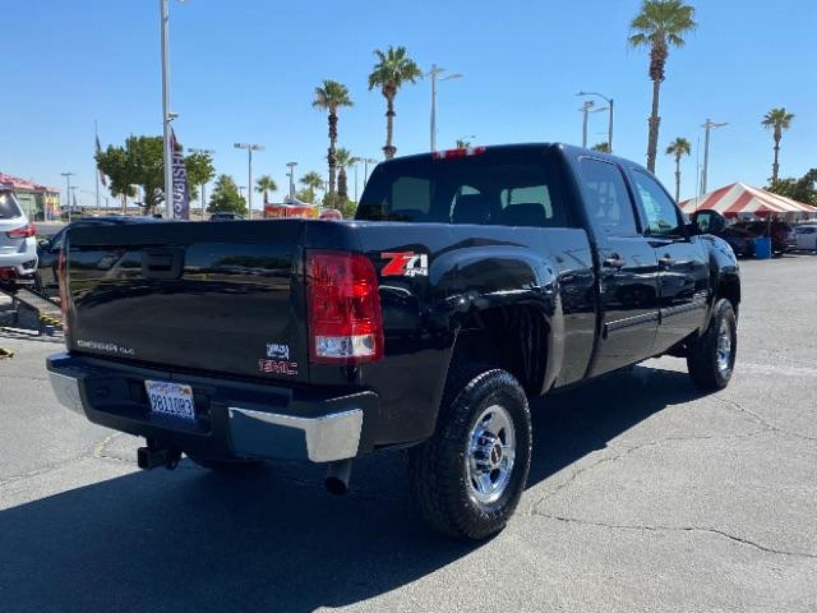 2009 BLACK GMC Sierra 2500 4WD (1GTHK53K89F) with an 8-Cyl 6 Liter engine, Automatic transmission, located at 412 Auto Vista Drive, Palmdale, CA, 93551, (661) 945-0620, 34.592636, -118.136681 - Photo #6