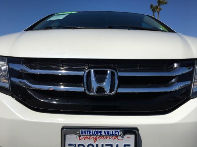 2016 WHITE Honda Odyssey (5FNRL5H67GB) with an V6 i-VTEC 3.5 Liter engine, Automatic 6-Spd transmission, located at 412 Auto Vista Drive, Palmdale, 93551, (661) 945-0620, 34.592636, -118.136681 - Photo #8