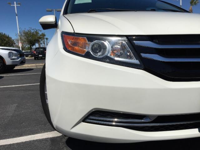 2016 WHITE Honda Odyssey (5FNRL5H67GB) with an V6 i-VTEC 3.5 Liter engine, Automatic 6-Spd transmission, located at 412 Auto Vista Drive, Palmdale, 93551, (661) 945-0620, 34.592636, -118.136681 - Photo #9