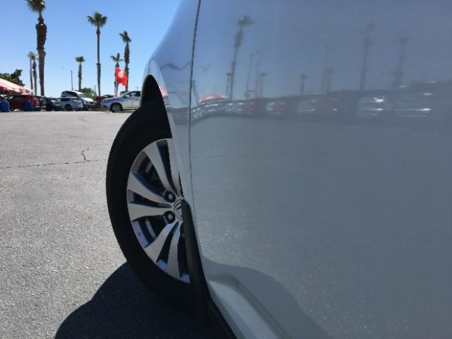 2016 WHITE Honda Odyssey (5FNRL5H67GB) with an V6 i-VTEC 3.5 Liter engine, Automatic 6-Spd transmission, located at 412 Auto Vista Drive, Palmdale, 93551, (661) 945-0620, 34.592636, -118.136681 - Photo #10
