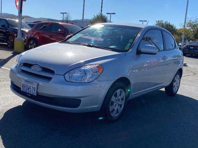 2010 SILVER Hyundai Accent (KMHCM3AC1AU) with an 4-Cyl 1.6 Liter engine, Automatic 4-Spd w/Overdrive transmission, located at 412 Auto Vista Drive, Palmdale, 93551, (661) 945-0620, 34.592636, -118.136681 - Photo #2