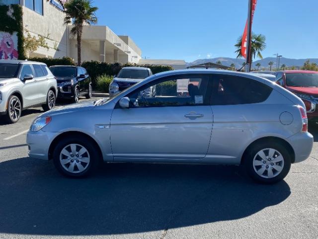 2010 SILVER Hyundai Accent (KMHCM3AC1AU) with an 4-Cyl 1.6 Liter engine, Automatic 4-Spd w/Overdrive transmission, located at 412 Auto Vista Drive, Palmdale, 93551, (661) 945-0620, 34.592636, -118.136681 - Photo #3