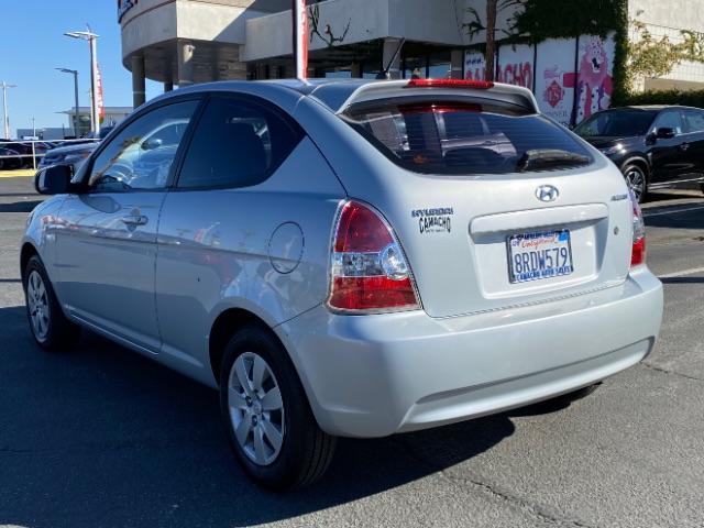 2010 SILVER Hyundai Accent (KMHCM3AC1AU) with an 4-Cyl 1.6 Liter engine, Automatic 4-Spd w/Overdrive transmission, located at 412 Auto Vista Drive, Palmdale, 93551, (661) 945-0620, 34.592636, -118.136681 - Photo #4