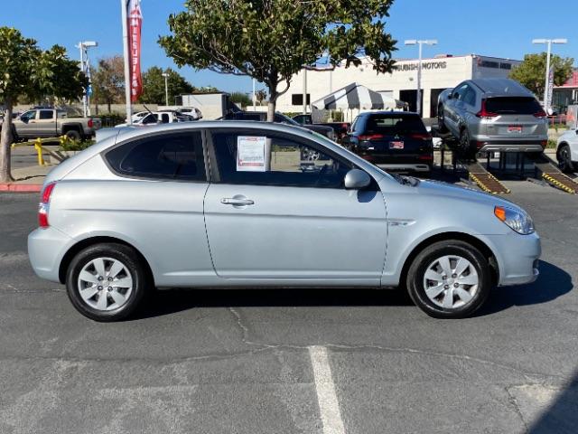 2010 SILVER Hyundai Accent (KMHCM3AC1AU) with an 4-Cyl 1.6 Liter engine, Automatic 4-Spd w/Overdrive transmission, located at 412 Auto Vista Drive, Palmdale, 93551, (661) 945-0620, 34.592636, -118.136681 - Photo #7