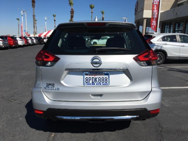 2020 silver Nissan Rogue (KNMAT2MT3LP) with an 4-Cyl 2.5 Liter engine, Automatic CVT w/Xtronic transmission, located at 412 Auto Vista Drive, Palmdale, 93551, (661) 945-0620, 34.592636, -118.136681 - Photo #5
