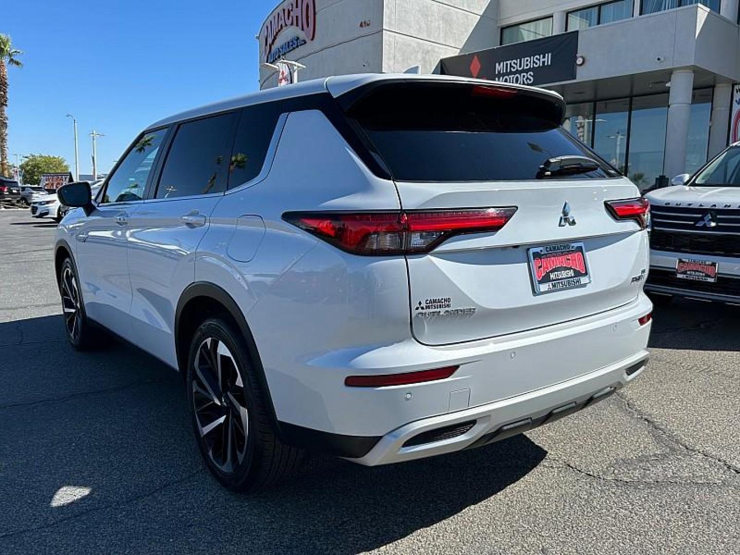 2023 WHITE Mitsubishi Outlander Plug-In Hybrid (JA4T5UA97PZ) with an 4-Cyl Hybrid 2.4 Liter engine, Automatic 1-Spd transmission, located at 412 Auto Vista Drive, Palmdale, CA, 93551, (661) 945-0620, 34.592636, -118.136681 - Photo#4