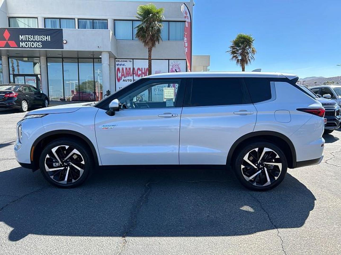 2023 WHITE Mitsubishi Outlander Plug-In Hybrid (JA4T5UA97PZ) with an 4-Cyl Hybrid 2.4 Liter engine, Automatic 1-Spd transmission, located at 412 Auto Vista Drive, Palmdale, CA, 93551, (661) 945-0620, 34.592636, -118.136681 - Photo#5