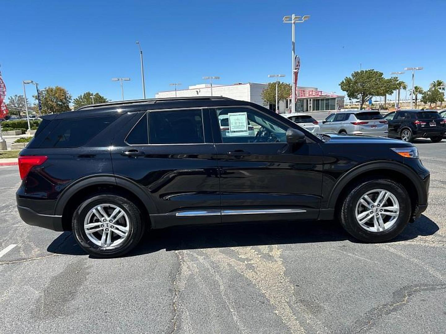 2024 BLACK Ford Explorer (1FMSK7DH1RG) with an 4-Cyl EcoBoost Turbo 2.3 Liter engine, Automatic 10-Spd transmission, located at 412 Auto Vista Drive, Palmdale, CA, 93551, (661) 945-0620, 34.592636, -118.136681 - Photo#3