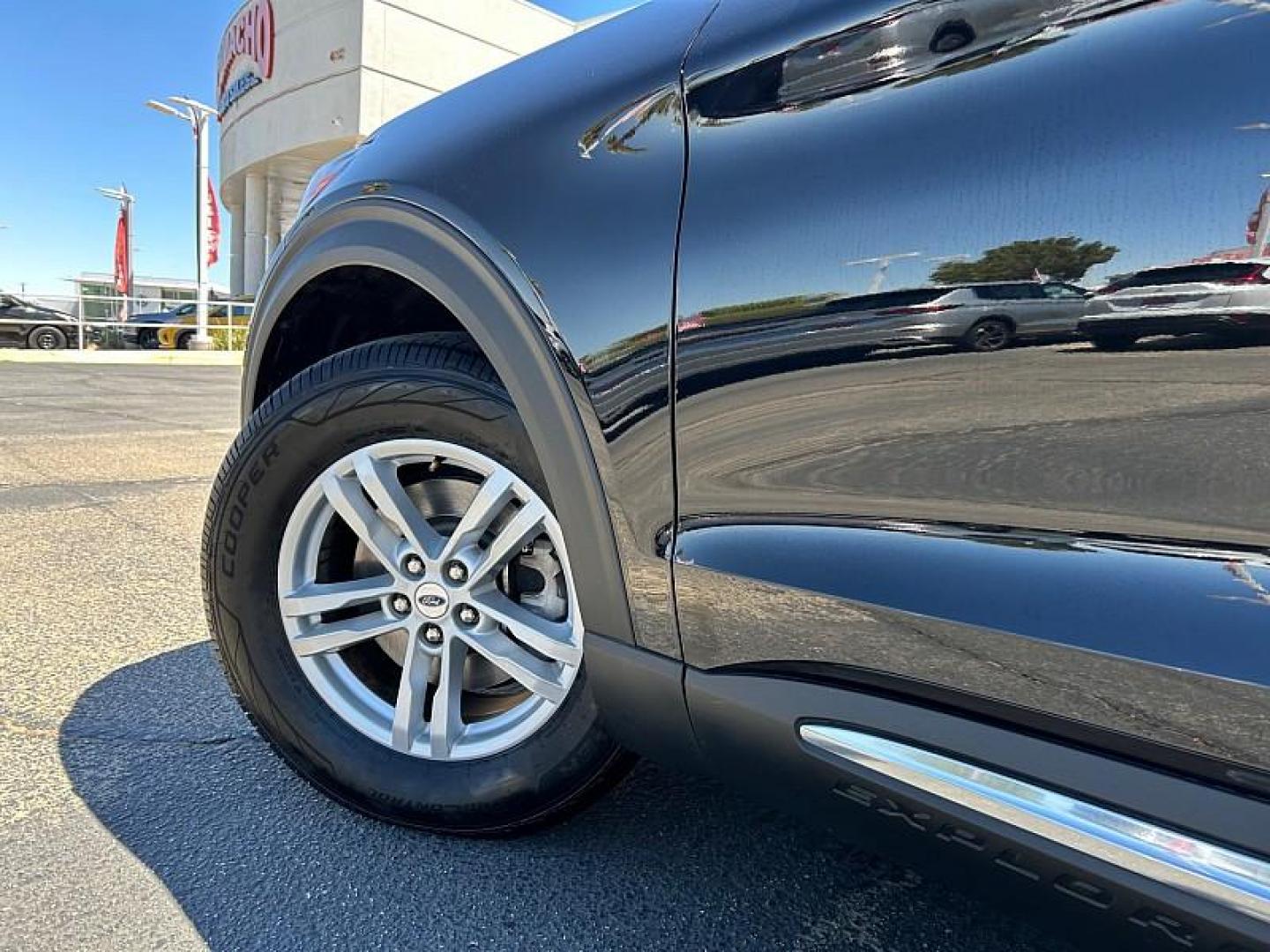 2024 BLACK Ford Explorer (1FMSK7DH1RG) with an 4-Cyl EcoBoost Turbo 2.3 Liter engine, Automatic 10-Spd transmission, located at 412 Auto Vista Drive, Palmdale, CA, 93551, (661) 945-0620, 34.592636, -118.136681 - Photo#12