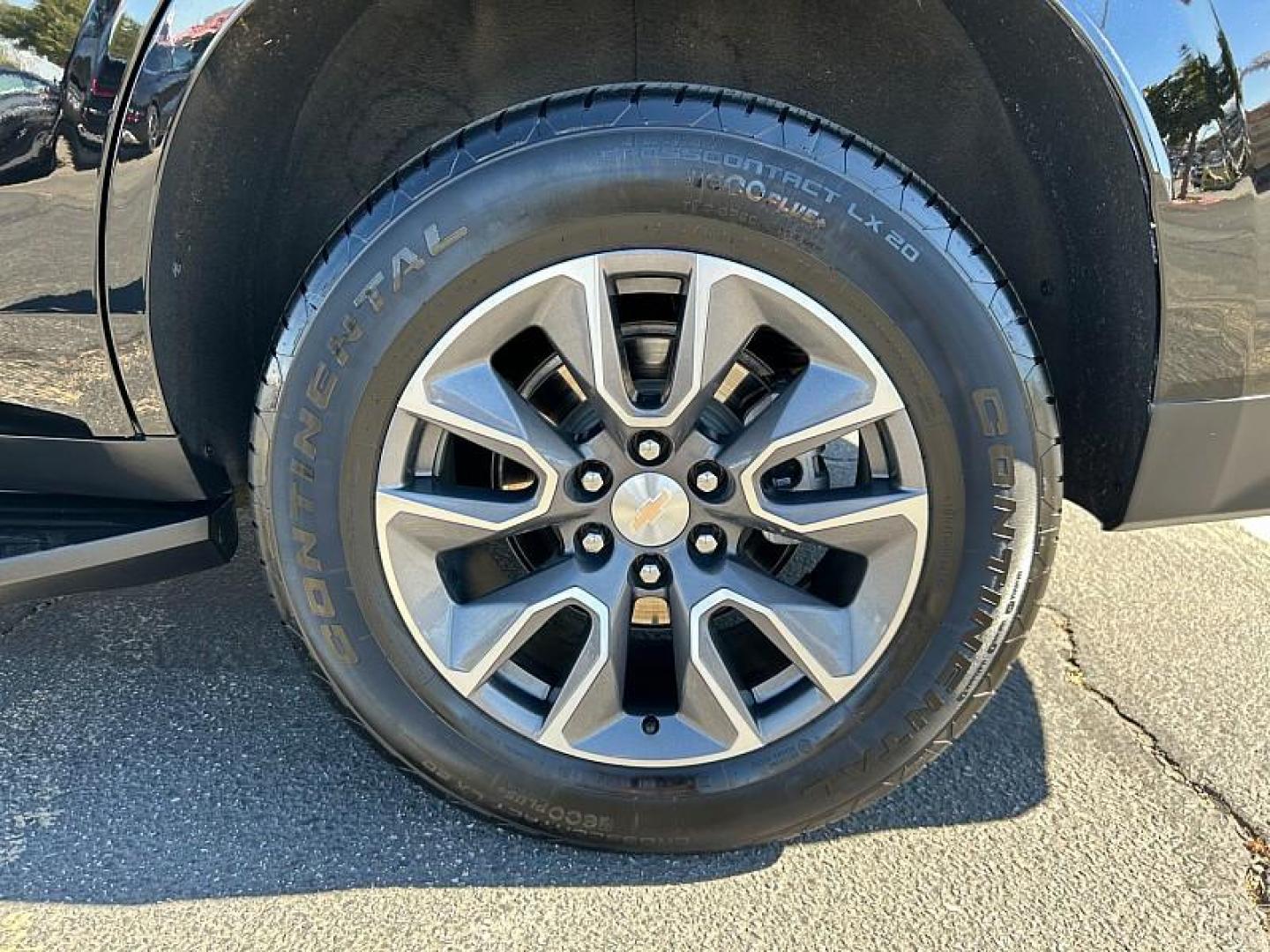 2024 BLACK Chevrolet Tahoe (1GNSCNKDXRR) with an 8-Cyl 5.3 Liter engine, Automatic 10-Spd transmission, located at 412 Auto Vista Drive, Palmdale, CA, 93551, (661) 945-0620, 34.592636, -118.136681 - Photo#13