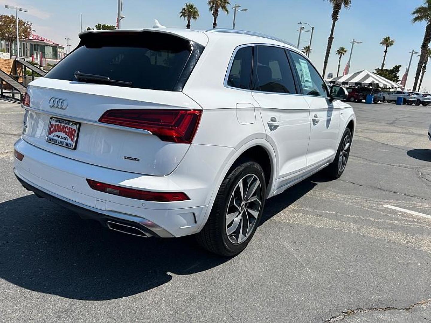 2022 WHITE Audi Q5 (WA1EAAFYXN2) with an 4-Cyl Turbo 2.0L Hybrid engine, Automatic 7-Spd w/Dual-Clutch and S tronic transmission, located at 412 Auto Vista Drive, Palmdale, CA, 93551, (661) 945-0620, 34.592636, -118.136681 - Photo#2