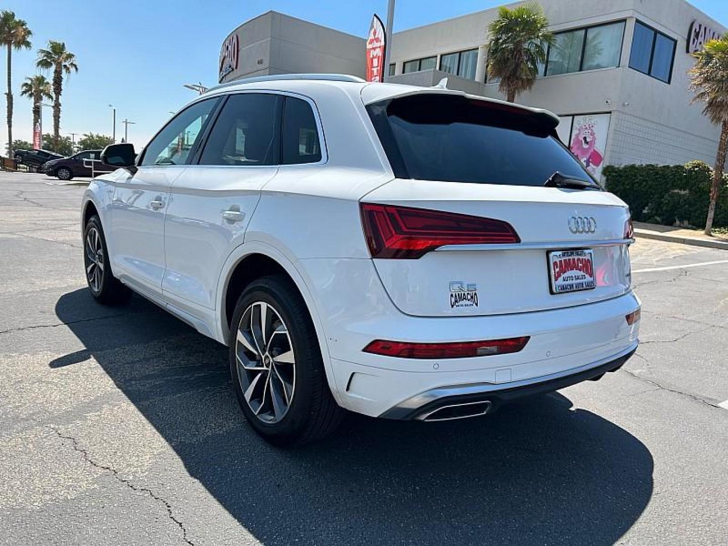 2022 WHITE Audi Q5 (WA1EAAFYXN2) with an 4-Cyl Turbo 2.0L Hybrid engine, Automatic 7-Spd w/Dual-Clutch and S tronic transmission, located at 412 Auto Vista Drive, Palmdale, CA, 93551, (661) 945-0620, 34.592636, -118.136681 - Photo#4