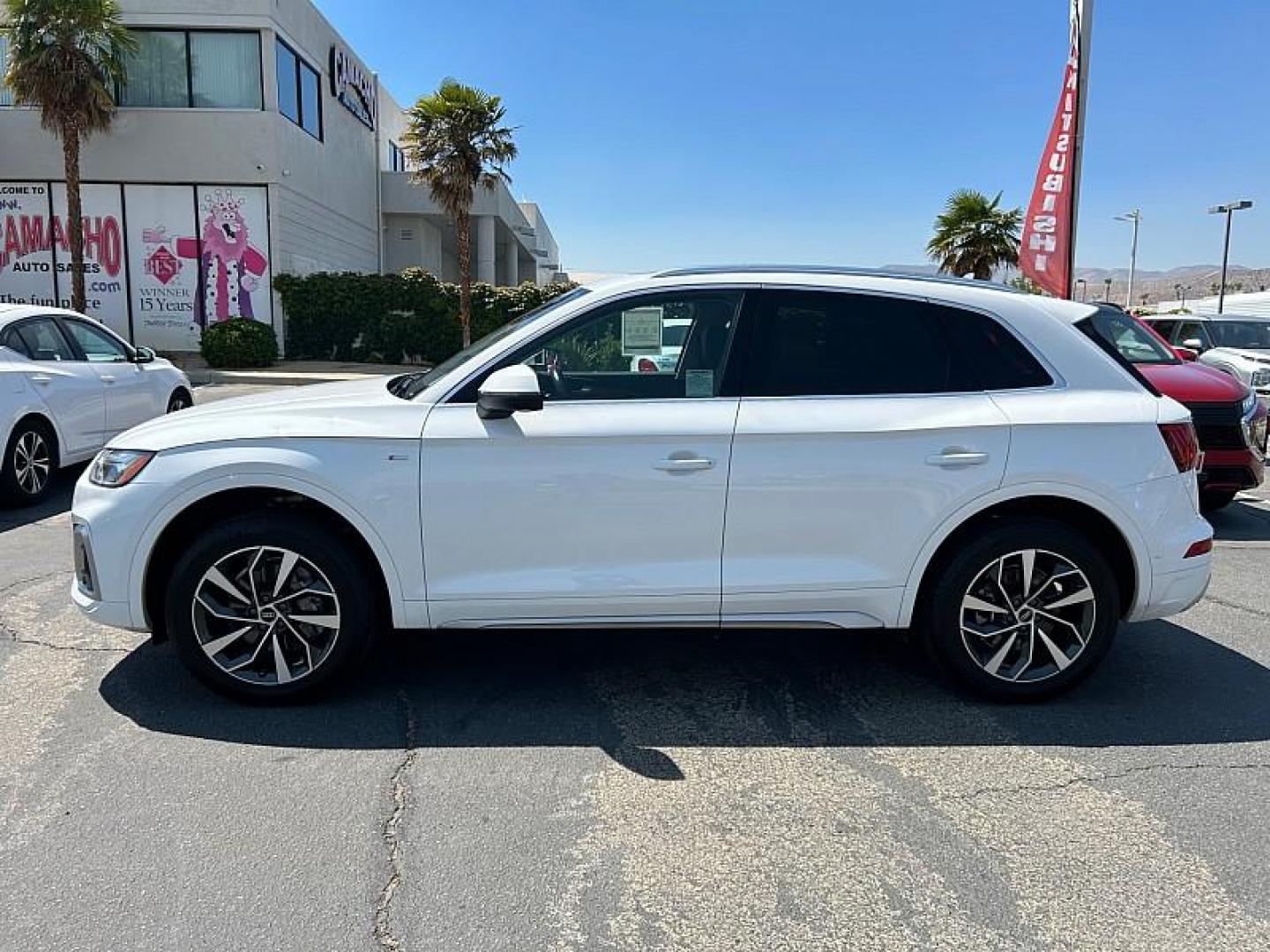 2022 WHITE Audi Q5 (WA1EAAFYXN2) with an 4-Cyl Turbo 2.0L Hybrid engine, Automatic 7-Spd w/Dual-Clutch and S tronic transmission, located at 412 Auto Vista Drive, Palmdale, CA, 93551, (661) 945-0620, 34.592636, -118.136681 - Photo#5