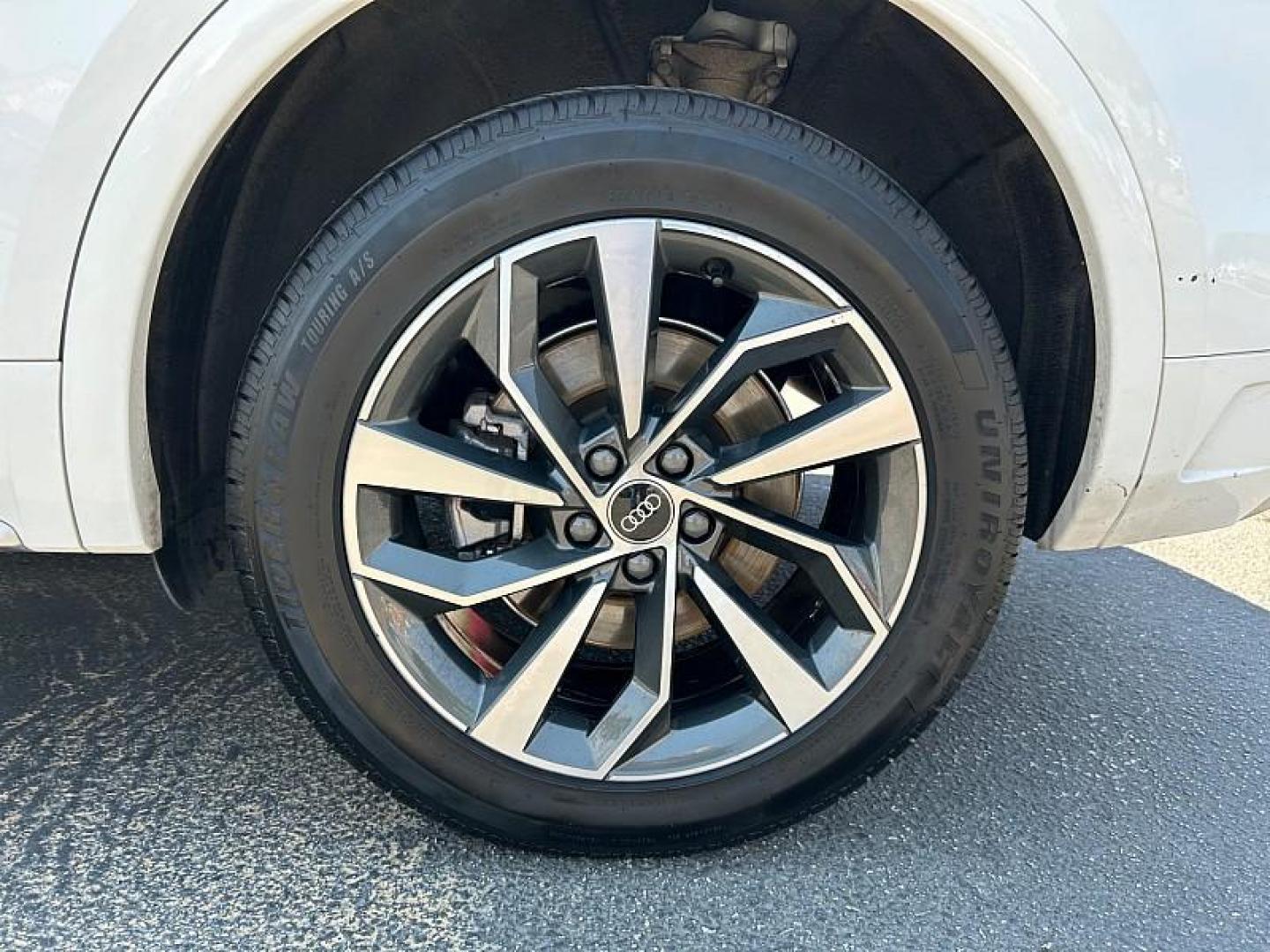 2022 WHITE Audi Q5 (WA1EAAFYXN2) with an 4-Cyl Turbo 2.0L Hybrid engine, Automatic 7-Spd w/Dual-Clutch and S tronic transmission, located at 412 Auto Vista Drive, Palmdale, CA, 93551, (661) 945-0620, 34.592636, -118.136681 - Photo#13