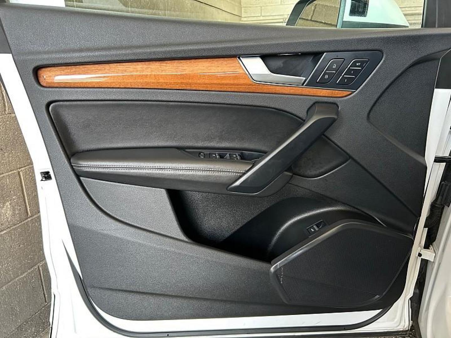 2022 WHITE Audi Q5 (WA1EAAFYXN2) with an 4-Cyl Turbo 2.0L Hybrid engine, Automatic 7-Spd w/Dual-Clutch and S tronic transmission, located at 412 Auto Vista Drive, Palmdale, CA, 93551, (661) 945-0620, 34.592636, -118.136681 - Photo#16