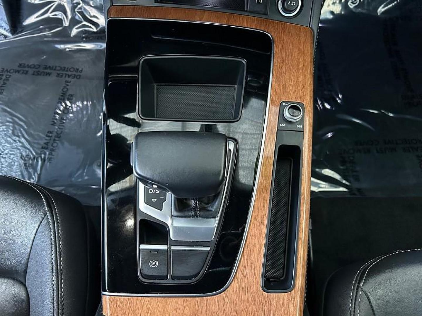 2022 WHITE Audi Q5 (WA1EAAFYXN2) with an 4-Cyl Turbo 2.0L Hybrid engine, Automatic 7-Spd w/Dual-Clutch and S tronic transmission, located at 412 Auto Vista Drive, Palmdale, CA, 93551, (661) 945-0620, 34.592636, -118.136681 - Photo#18