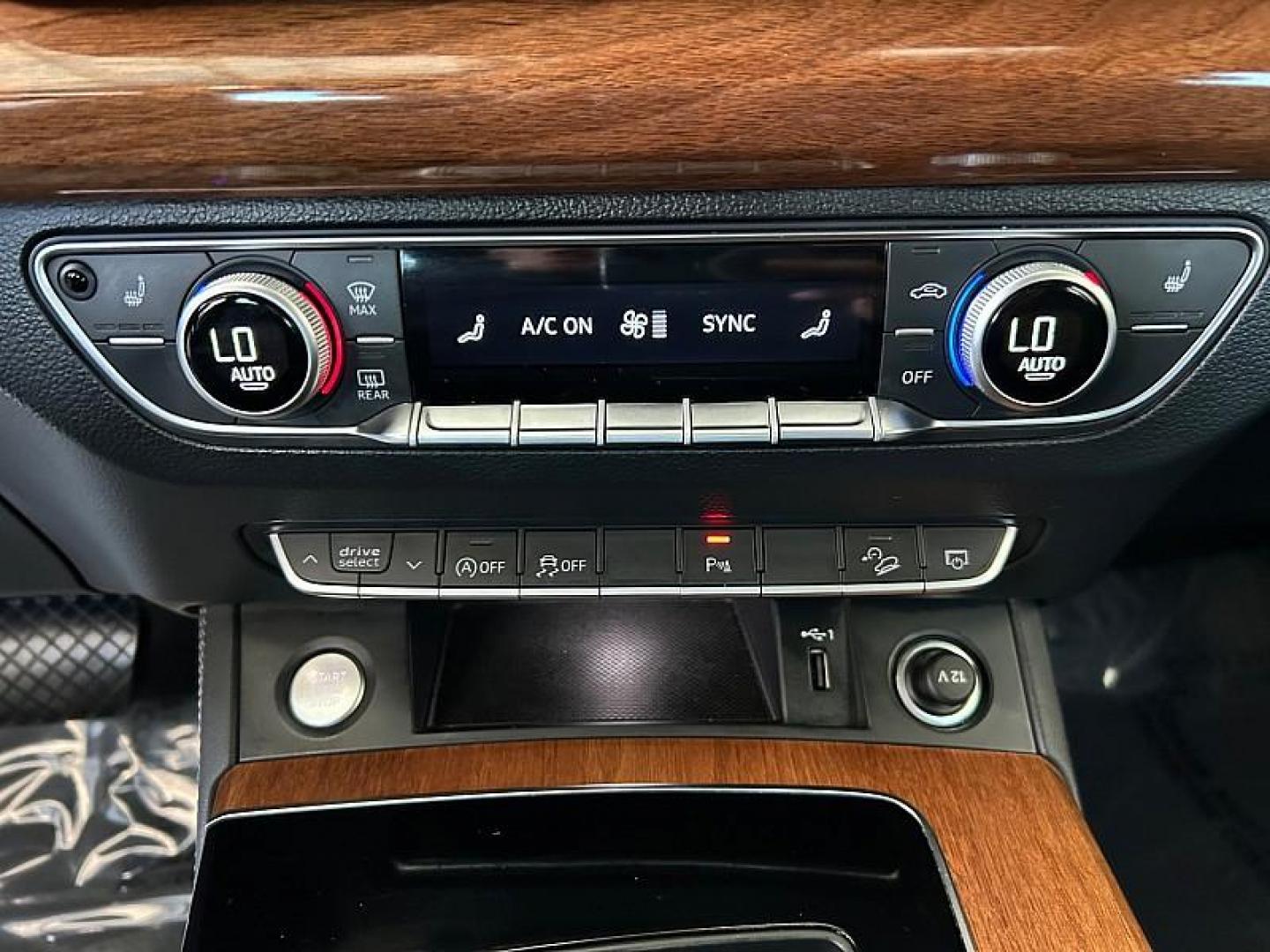 2022 WHITE Audi Q5 (WA1EAAFYXN2) with an 4-Cyl Turbo 2.0L Hybrid engine, Automatic 7-Spd w/Dual-Clutch and S tronic transmission, located at 412 Auto Vista Drive, Palmdale, CA, 93551, (661) 945-0620, 34.592636, -118.136681 - Photo#19