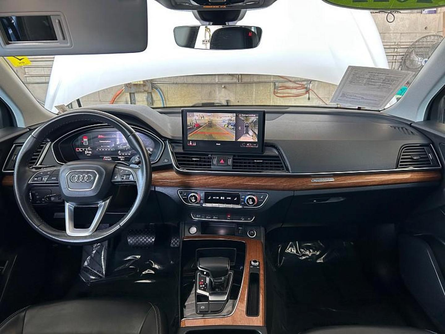 2022 WHITE Audi Q5 (WA1EAAFYXN2) with an 4-Cyl Turbo 2.0L Hybrid engine, Automatic 7-Spd w/Dual-Clutch and S tronic transmission, located at 412 Auto Vista Drive, Palmdale, CA, 93551, (661) 945-0620, 34.592636, -118.136681 - Photo#20