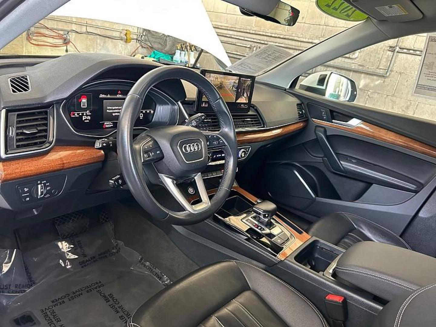 2022 WHITE Audi Q5 (WA1EAAFYXN2) with an 4-Cyl Turbo 2.0L Hybrid engine, Automatic 7-Spd w/Dual-Clutch and S tronic transmission, located at 412 Auto Vista Drive, Palmdale, CA, 93551, (661) 945-0620, 34.592636, -118.136681 - Photo#21