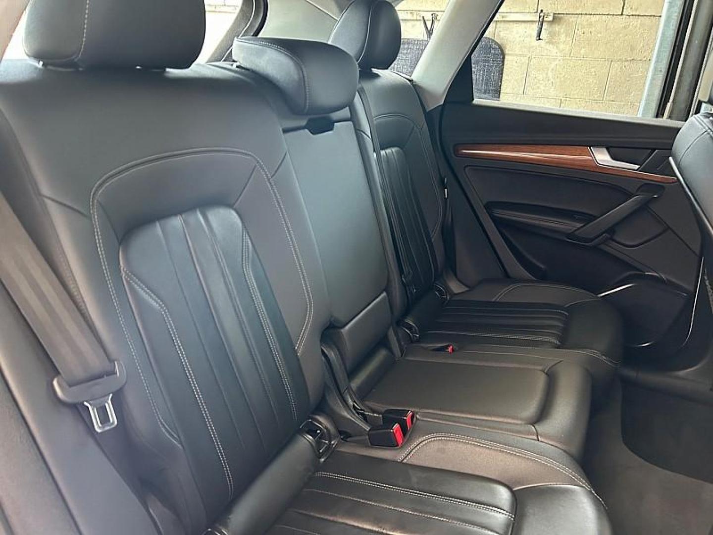 2022 WHITE Audi Q5 (WA1EAAFYXN2) with an 4-Cyl Turbo 2.0L Hybrid engine, Automatic 7-Spd w/Dual-Clutch and S tronic transmission, located at 412 Auto Vista Drive, Palmdale, CA, 93551, (661) 945-0620, 34.592636, -118.136681 - Photo#22