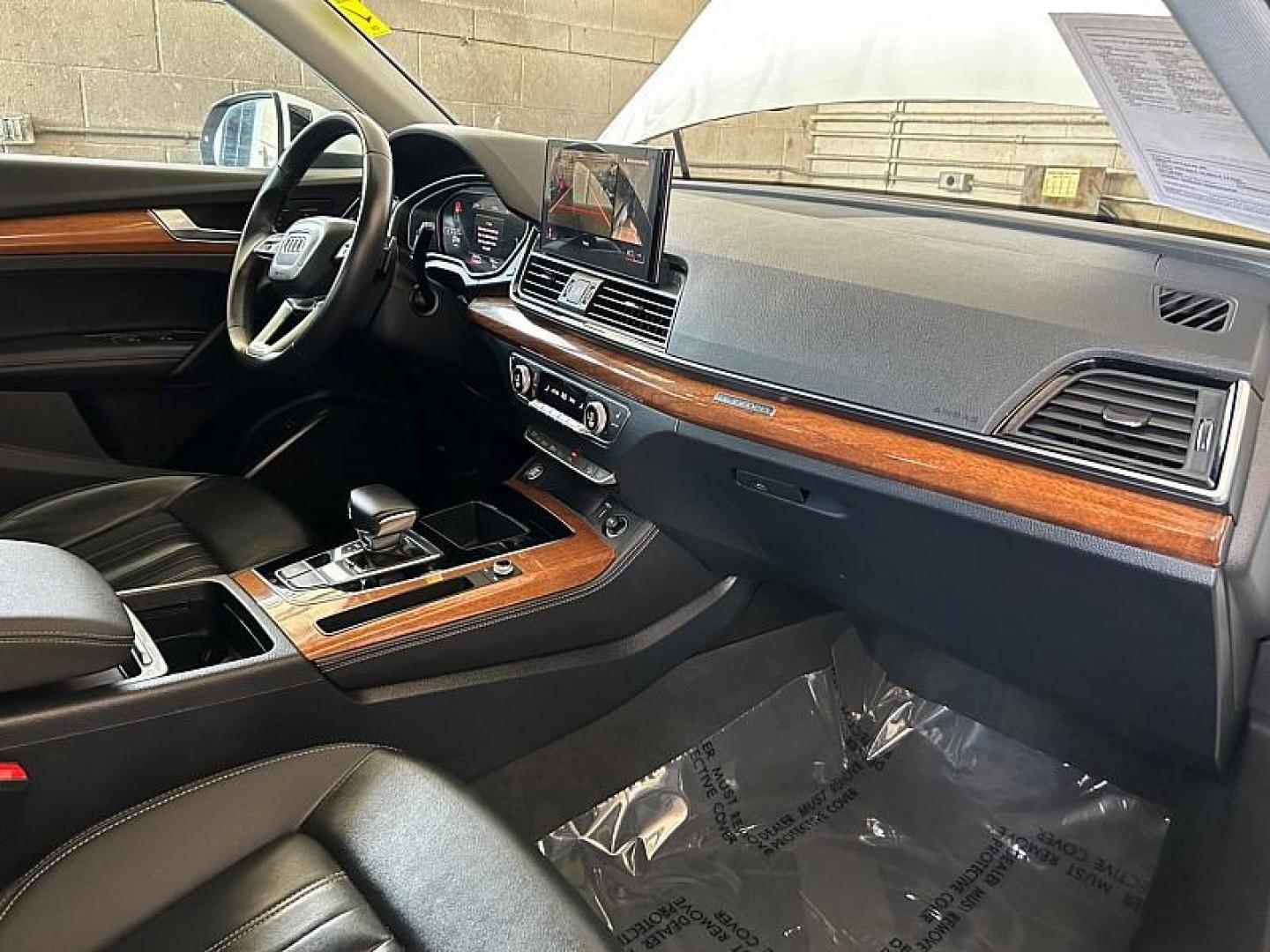 2022 WHITE Audi Q5 (WA1EAAFYXN2) with an 4-Cyl Turbo 2.0L Hybrid engine, Automatic 7-Spd w/Dual-Clutch and S tronic transmission, located at 412 Auto Vista Drive, Palmdale, CA, 93551, (661) 945-0620, 34.592636, -118.136681 - Photo#23