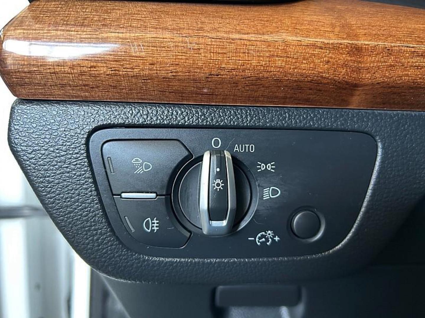 2022 WHITE Audi Q5 (WA1EAAFYXN2) with an 4-Cyl Turbo 2.0L Hybrid engine, Automatic 7-Spd w/Dual-Clutch and S tronic transmission, located at 412 Auto Vista Drive, Palmdale, CA, 93551, (661) 945-0620, 34.592636, -118.136681 - Photo#24