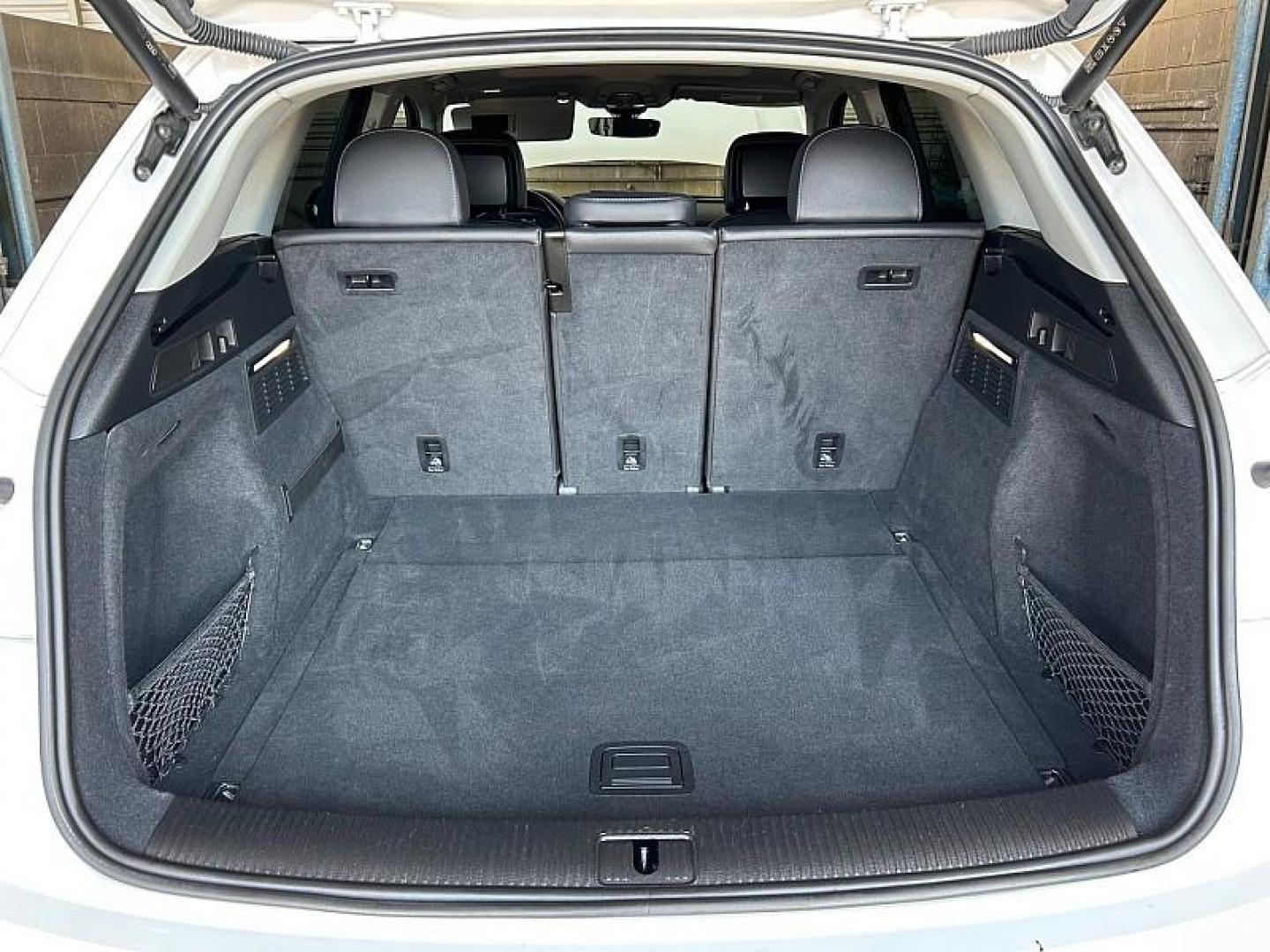 2022 WHITE Audi Q5 (WA1EAAFYXN2) with an 4-Cyl Turbo 2.0L Hybrid engine, Automatic 7-Spd w/Dual-Clutch and S tronic transmission, located at 412 Auto Vista Drive, Palmdale, CA, 93551, (661) 945-0620, 34.592636, -118.136681 - Photo#27