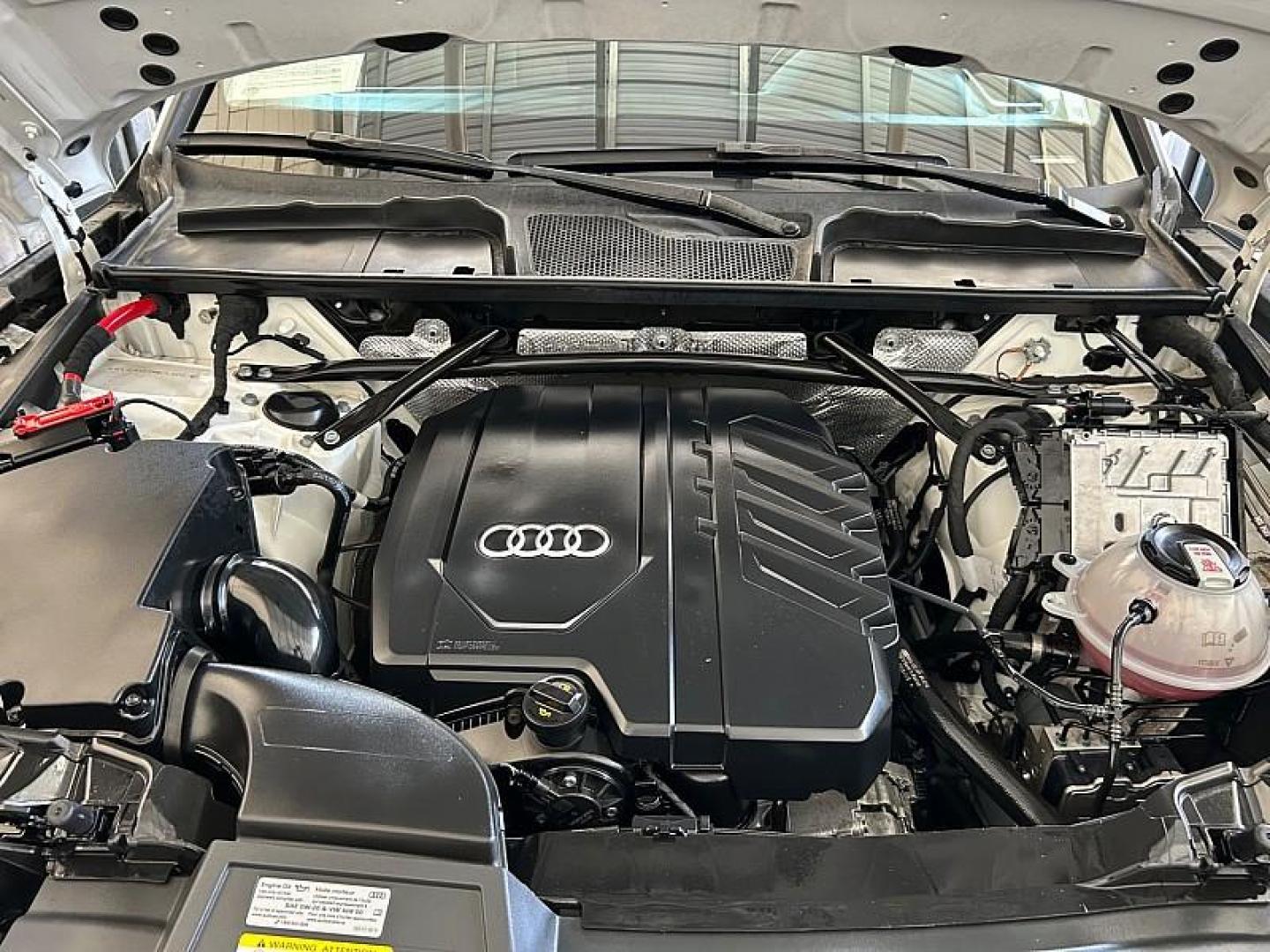 2022 WHITE Audi Q5 (WA1EAAFYXN2) with an 4-Cyl Turbo 2.0L Hybrid engine, Automatic 7-Spd w/Dual-Clutch and S tronic transmission, located at 412 Auto Vista Drive, Palmdale, CA, 93551, (661) 945-0620, 34.592636, -118.136681 - Photo#28