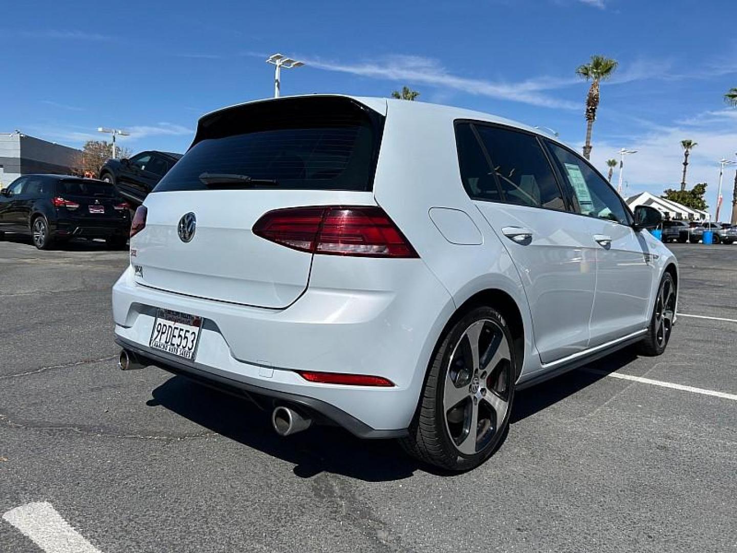 2019 WHITE Volkswagen GTI (3VW6T7AU0KM) with an 4-Cyl Turbo 2.0 Liter engine, Automatic 7-Spd DSG w/Tiptronic transmission, located at 412 Auto Vista Drive, Palmdale, CA, 93551, (661) 945-0620, 34.592636, -118.136681 - Photo#4