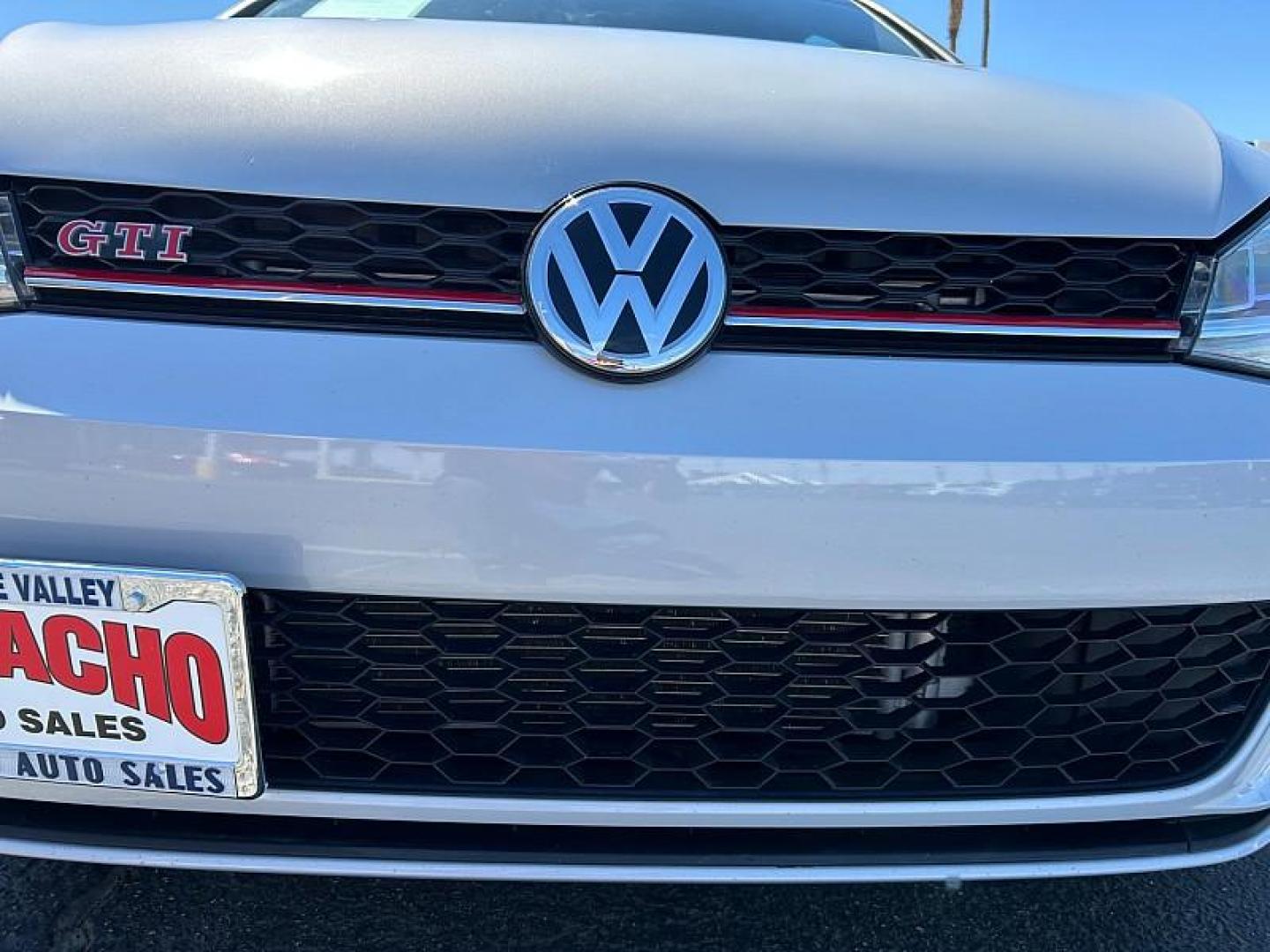 2019 WHITE Volkswagen GTI (3VW6T7AU0KM) with an 4-Cyl Turbo 2.0 Liter engine, Automatic 7-Spd DSG w/Tiptronic transmission, located at 412 Auto Vista Drive, Palmdale, CA, 93551, (661) 945-0620, 34.592636, -118.136681 - Photo#8