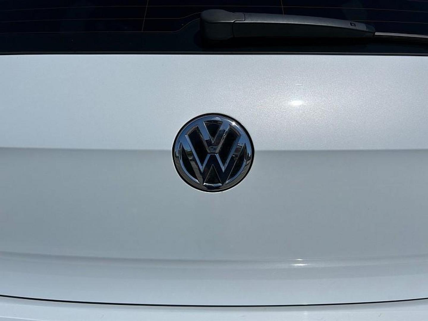 2019 WHITE Volkswagen GTI (3VW6T7AU0KM) with an 4-Cyl Turbo 2.0 Liter engine, Automatic 7-Spd DSG w/Tiptronic transmission, located at 412 Auto Vista Drive, Palmdale, CA, 93551, (661) 945-0620, 34.592636, -118.136681 - Photo#11