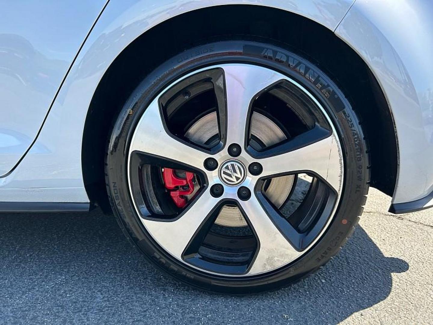 2019 WHITE Volkswagen GTI (3VW6T7AU0KM) with an 4-Cyl Turbo 2.0 Liter engine, Automatic 7-Spd DSG w/Tiptronic transmission, located at 412 Auto Vista Drive, Palmdale, CA, 93551, (661) 945-0620, 34.592636, -118.136681 - Photo#12
