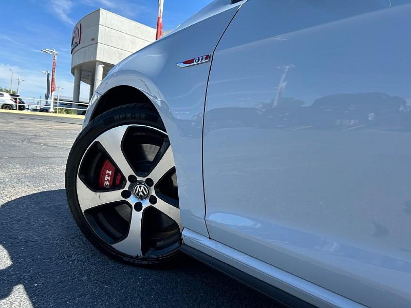 2019 WHITE Volkswagen GTI (3VW6T7AU0KM) with an 4-Cyl Turbo 2.0 Liter engine, Automatic 7-Spd DSG w/Tiptronic transmission, located at 412 Auto Vista Drive, Palmdale, CA, 93551, (661) 945-0620, 34.592636, -118.136681 - Photo#14