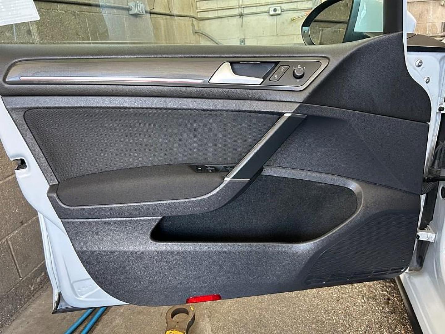 2019 WHITE Volkswagen GTI (3VW6T7AU0KM) with an 4-Cyl Turbo 2.0 Liter engine, Automatic 7-Spd DSG w/Tiptronic transmission, located at 412 Auto Vista Drive, Palmdale, CA, 93551, (661) 945-0620, 34.592636, -118.136681 - Photo#15