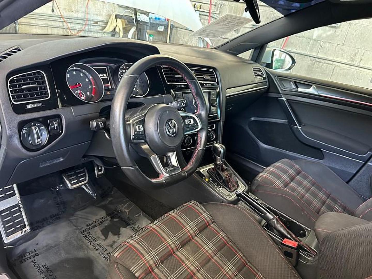 2019 WHITE Volkswagen GTI (3VW6T7AU0KM) with an 4-Cyl Turbo 2.0 Liter engine, Automatic 7-Spd DSG w/Tiptronic transmission, located at 412 Auto Vista Drive, Palmdale, CA, 93551, (661) 945-0620, 34.592636, -118.136681 - Photo#20