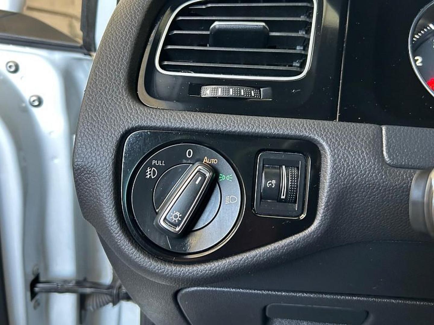 2019 WHITE Volkswagen GTI (3VW6T7AU0KM) with an 4-Cyl Turbo 2.0 Liter engine, Automatic 7-Spd DSG w/Tiptronic transmission, located at 412 Auto Vista Drive, Palmdale, CA, 93551, (661) 945-0620, 34.592636, -118.136681 - Photo#22