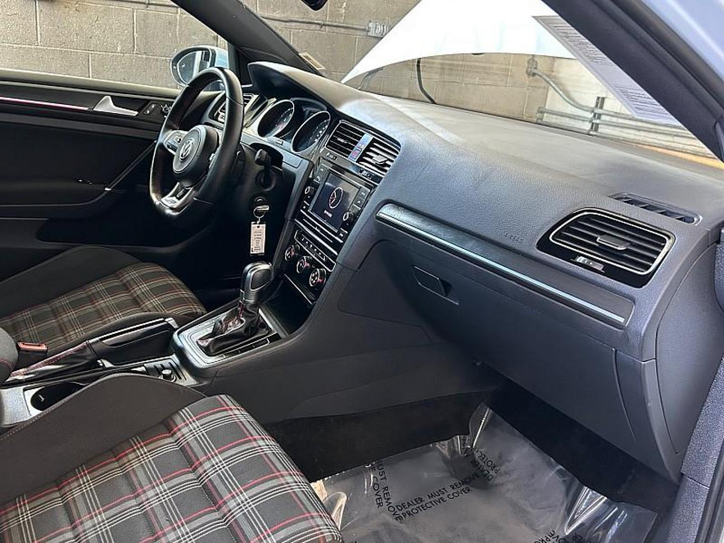 2019 WHITE Volkswagen GTI (3VW6T7AU0KM) with an 4-Cyl Turbo 2.0 Liter engine, Automatic 7-Spd DSG w/Tiptronic transmission, located at 412 Auto Vista Drive, Palmdale, CA, 93551, (661) 945-0620, 34.592636, -118.136681 - Photo#27