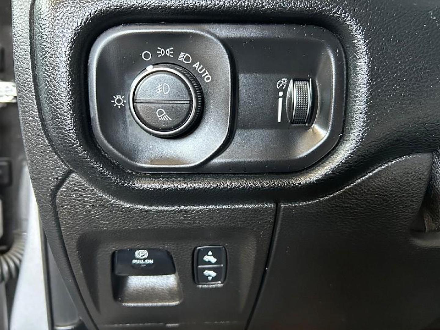 2021 SILVER Ram 1500 2WD (1C6RREFT7MN) with an 8-Cyl 5.7 Liter engine, Automatic 8-Spd transmission, located at 412 Auto Vista Drive, Palmdale, CA, 93551, (661) 945-0620, 34.592636, -118.136681 - Photo#19