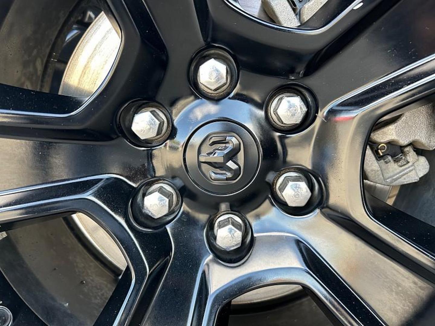 2021 SILVER Ram 1500 2WD (1C6RREFT7MN) with an 8-Cyl 5.7 Liter engine, Automatic 8-Spd transmission, located at 412 Auto Vista Drive, Palmdale, CA, 93551, (661) 945-0620, 34.592636, -118.136681 - Photo#14