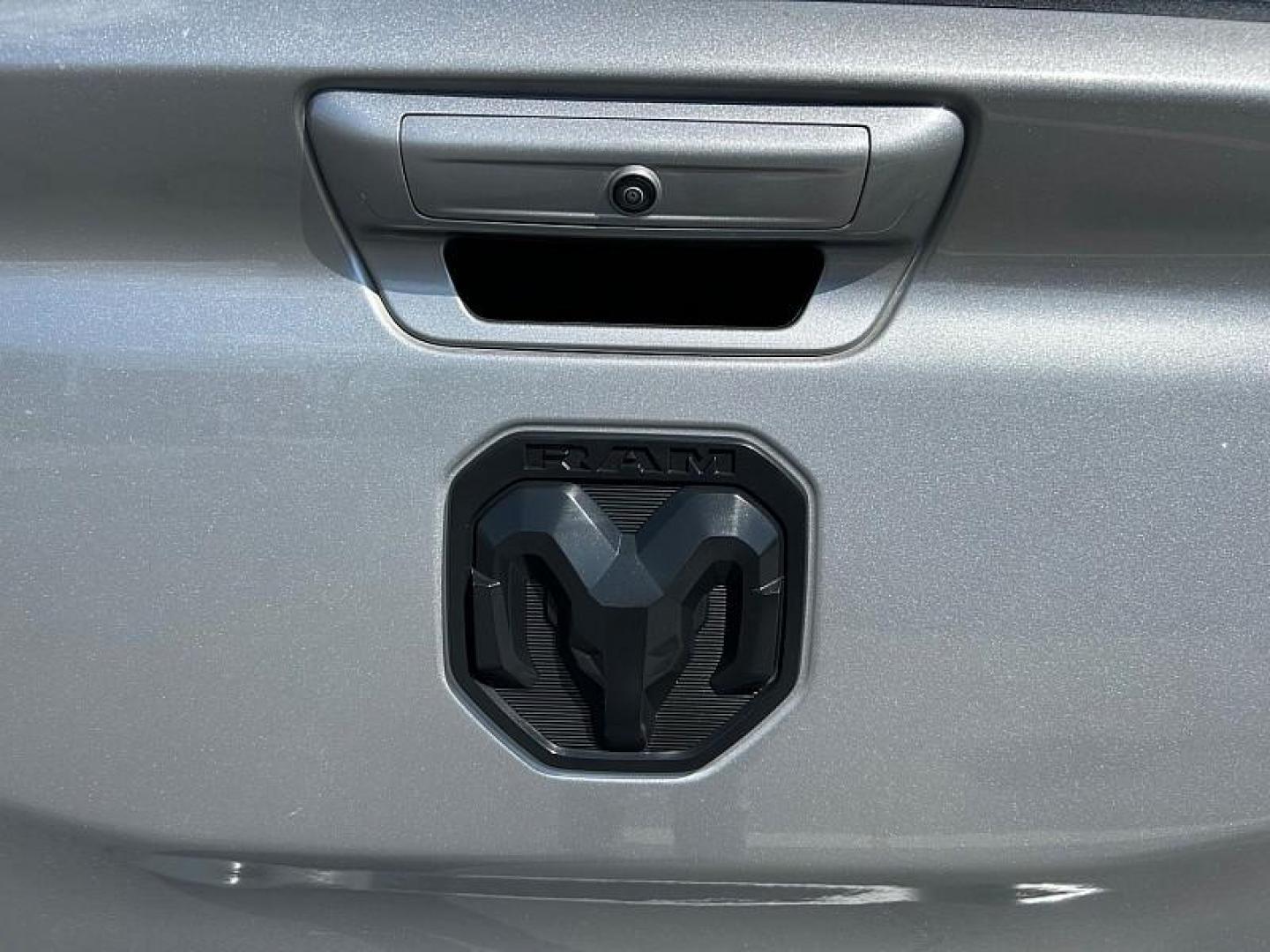 2021 SILVER Ram 1500 2WD (1C6RREFT7MN) with an 8-Cyl 5.7 Liter engine, Automatic 8-Spd transmission, located at 412 Auto Vista Drive, Palmdale, CA, 93551, (661) 945-0620, 34.592636, -118.136681 - Photo#12