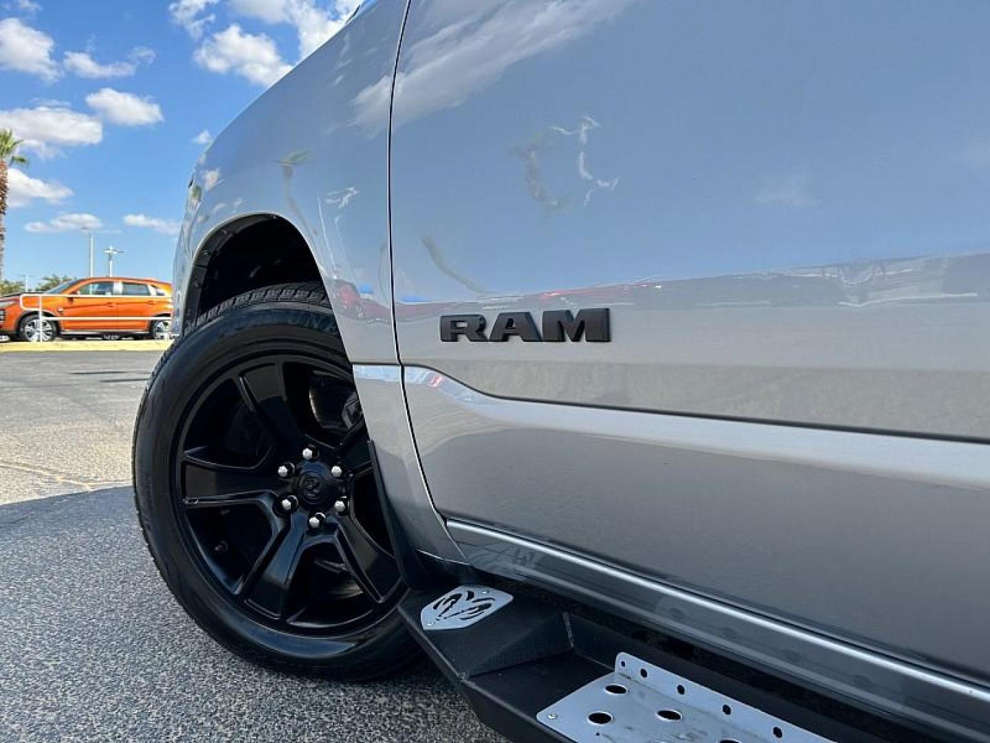 2021 SILVER Ram 1500 2WD (1C6RREFT7MN) with an 8-Cyl 5.7 Liter engine, Automatic 8-Spd transmission, located at 412 Auto Vista Drive, Palmdale, CA, 93551, (661) 945-0620, 34.592636, -118.136681 - Photo#8