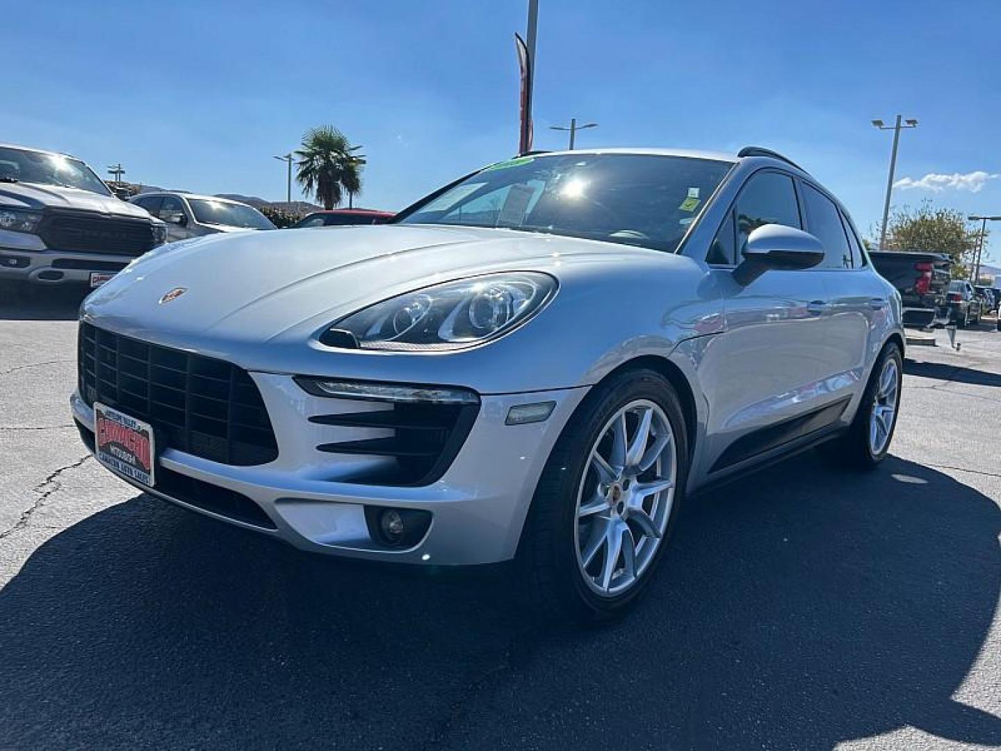 2018 SILVER Porsche Macan (WP1AB2A57JL) with an V6 Twin Turbo 3.0 Liter engine, Auto 7-Spd PDK Dbl-Cltch transmission, located at 412 Auto Vista Drive, Palmdale, CA, 93551, (661) 945-0620, 34.592636, -118.136681 - Photo#2