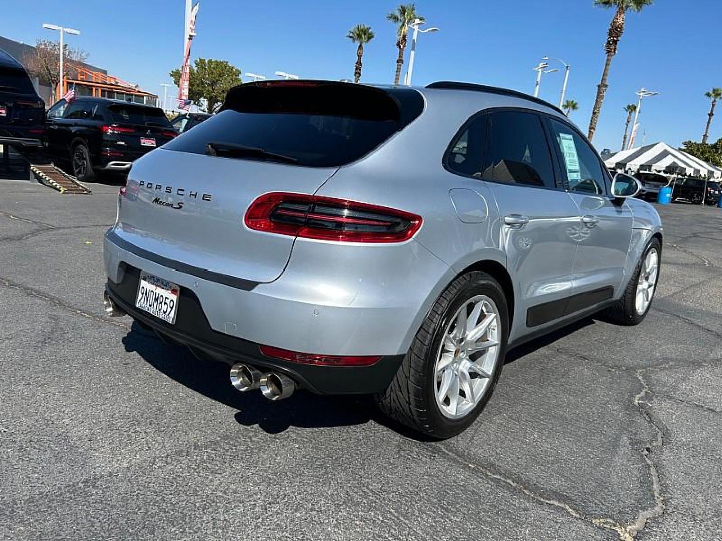 2018 SILVER Porsche Macan (WP1AB2A57JL) with an V6 Twin Turbo 3.0 Liter engine, Auto 7-Spd PDK Dbl-Cltch transmission, located at 412 Auto Vista Drive, Palmdale, CA, 93551, (661) 945-0620, 34.592636, -118.136681 - Photo#4