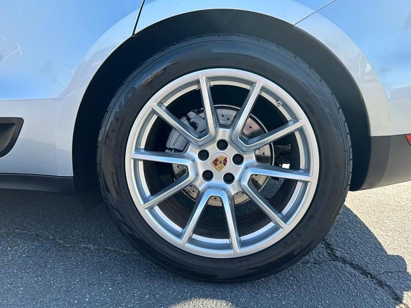 2018 SILVER Porsche Macan (WP1AB2A57JL) with an V6 Twin Turbo 3.0 Liter engine, Auto 7-Spd PDK Dbl-Cltch transmission, located at 412 Auto Vista Drive, Palmdale, CA, 93551, (661) 945-0620, 34.592636, -118.136681 - Photo#8