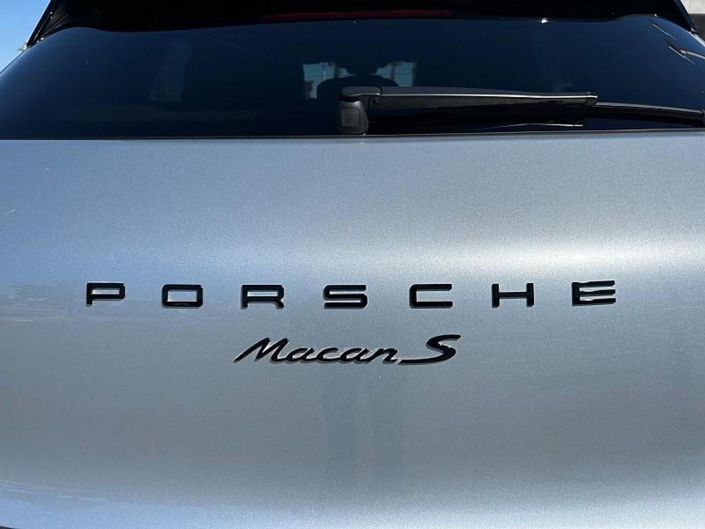 2018 SILVER Porsche Macan (WP1AB2A57JL) with an V6 Twin Turbo 3.0 Liter engine, Auto 7-Spd PDK Dbl-Cltch transmission, located at 412 Auto Vista Drive, Palmdale, CA, 93551, (661) 945-0620, 34.592636, -118.136681 - Photo#14