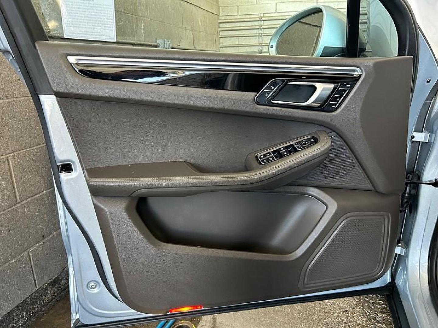 2018 SILVER Porsche Macan (WP1AB2A57JL) with an V6 Twin Turbo 3.0 Liter engine, Auto 7-Spd PDK Dbl-Cltch transmission, located at 412 Auto Vista Drive, Palmdale, CA, 93551, (661) 945-0620, 34.592636, -118.136681 - Photo#16