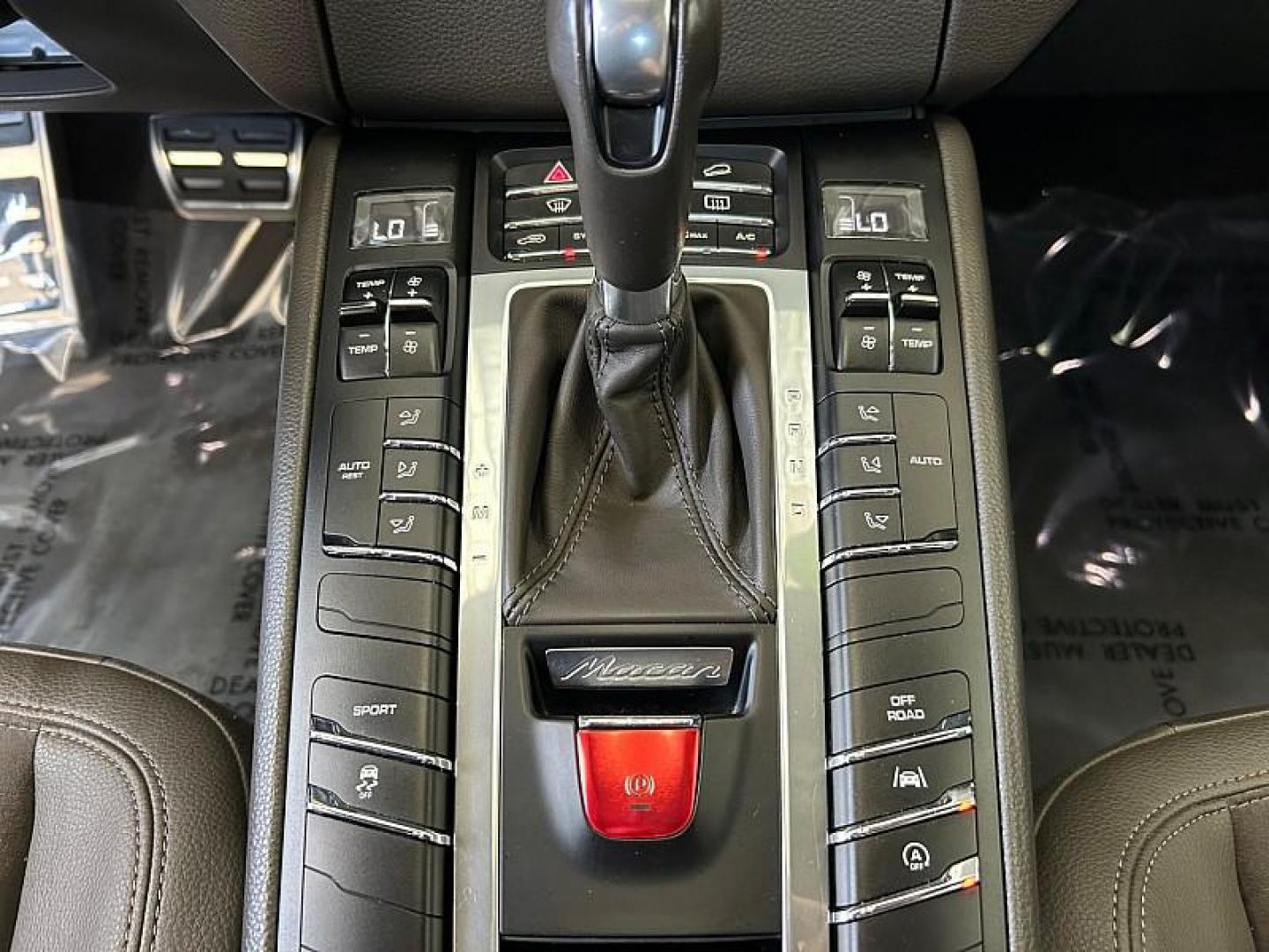 2018 SILVER Porsche Macan (WP1AB2A57JL) with an V6 Twin Turbo 3.0 Liter engine, Auto 7-Spd PDK Dbl-Cltch transmission, located at 412 Auto Vista Drive, Palmdale, CA, 93551, (661) 945-0620, 34.592636, -118.136681 - Photo#19