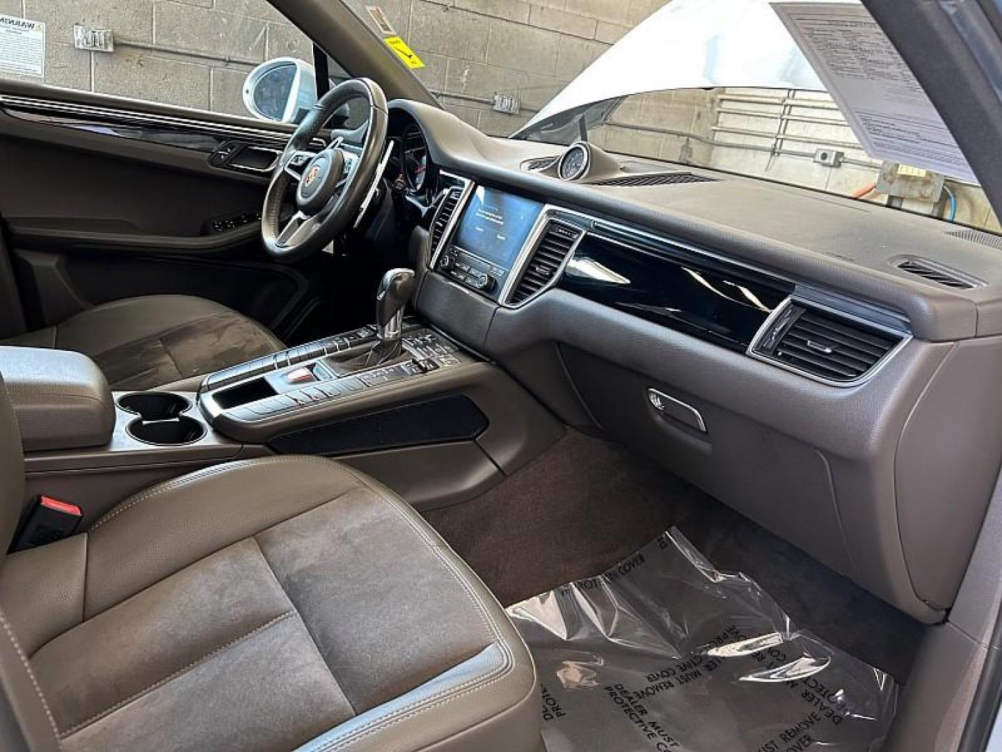 2018 SILVER Porsche Macan (WP1AB2A57JL) with an V6 Twin Turbo 3.0 Liter engine, Auto 7-Spd PDK Dbl-Cltch transmission, located at 412 Auto Vista Drive, Palmdale, CA, 93551, (661) 945-0620, 34.592636, -118.136681 - Photo#25