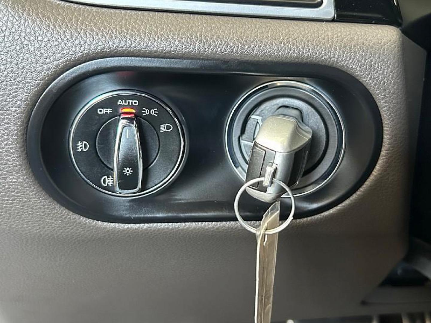 2018 SILVER Porsche Macan (WP1AB2A57JL) with an V6 Twin Turbo 3.0 Liter engine, Auto 7-Spd PDK Dbl-Cltch transmission, located at 412 Auto Vista Drive, Palmdale, CA, 93551, (661) 945-0620, 34.592636, -118.136681 - Photo#26